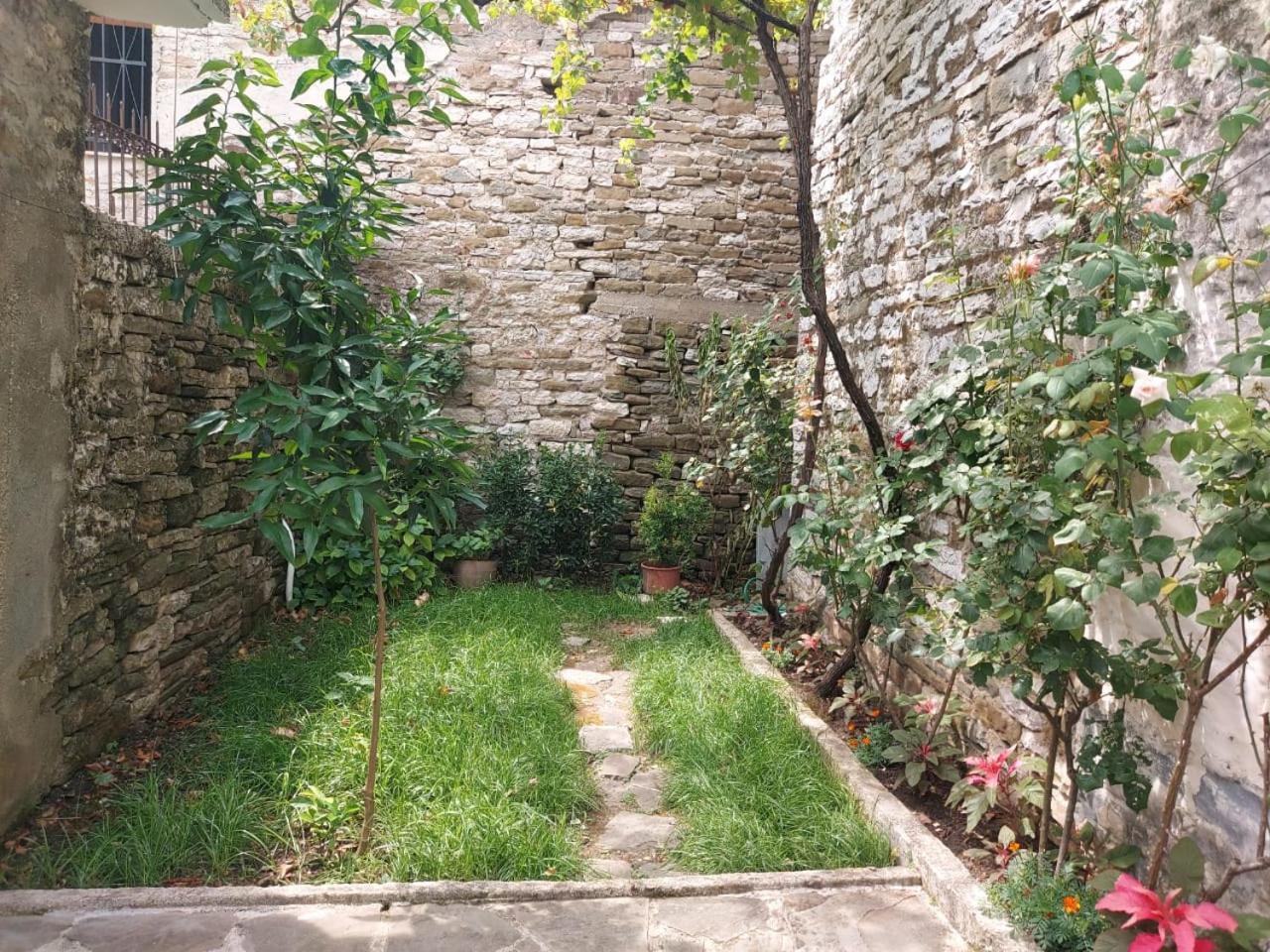 Traditional House Shapllo Gjirokastër Exterior foto